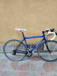 Bicicleta de estrada escora e forqueta em carbono Shimano Bom Estado