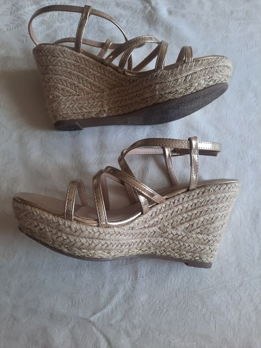 Sandálias tiras douradas