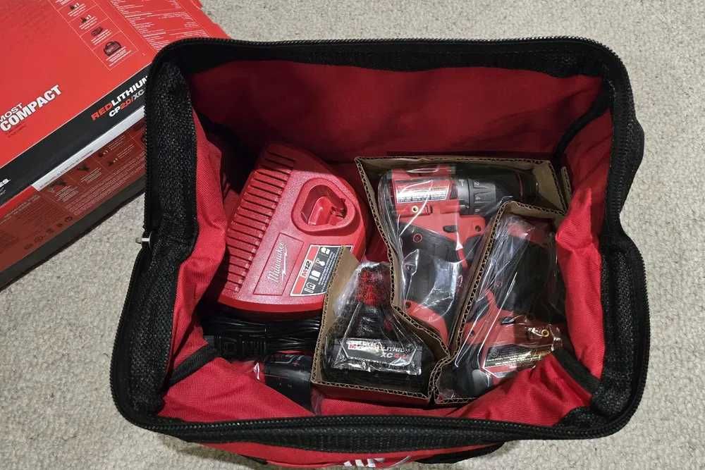 Wiertarko wkrętarka udarowa i zakrętarka Milwaukee  M12 z bateriami