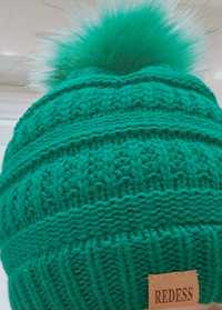 Zielona ocieplana czapka z puszystym pomponem