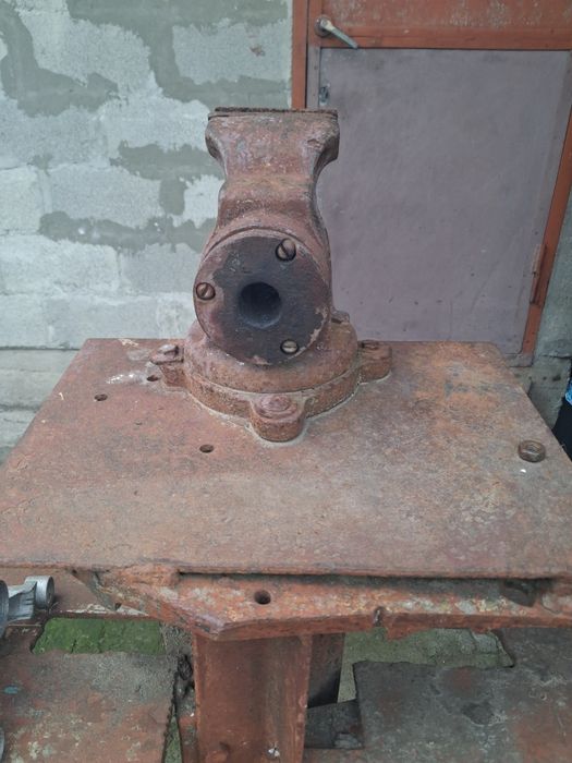 Продам тиски б/у