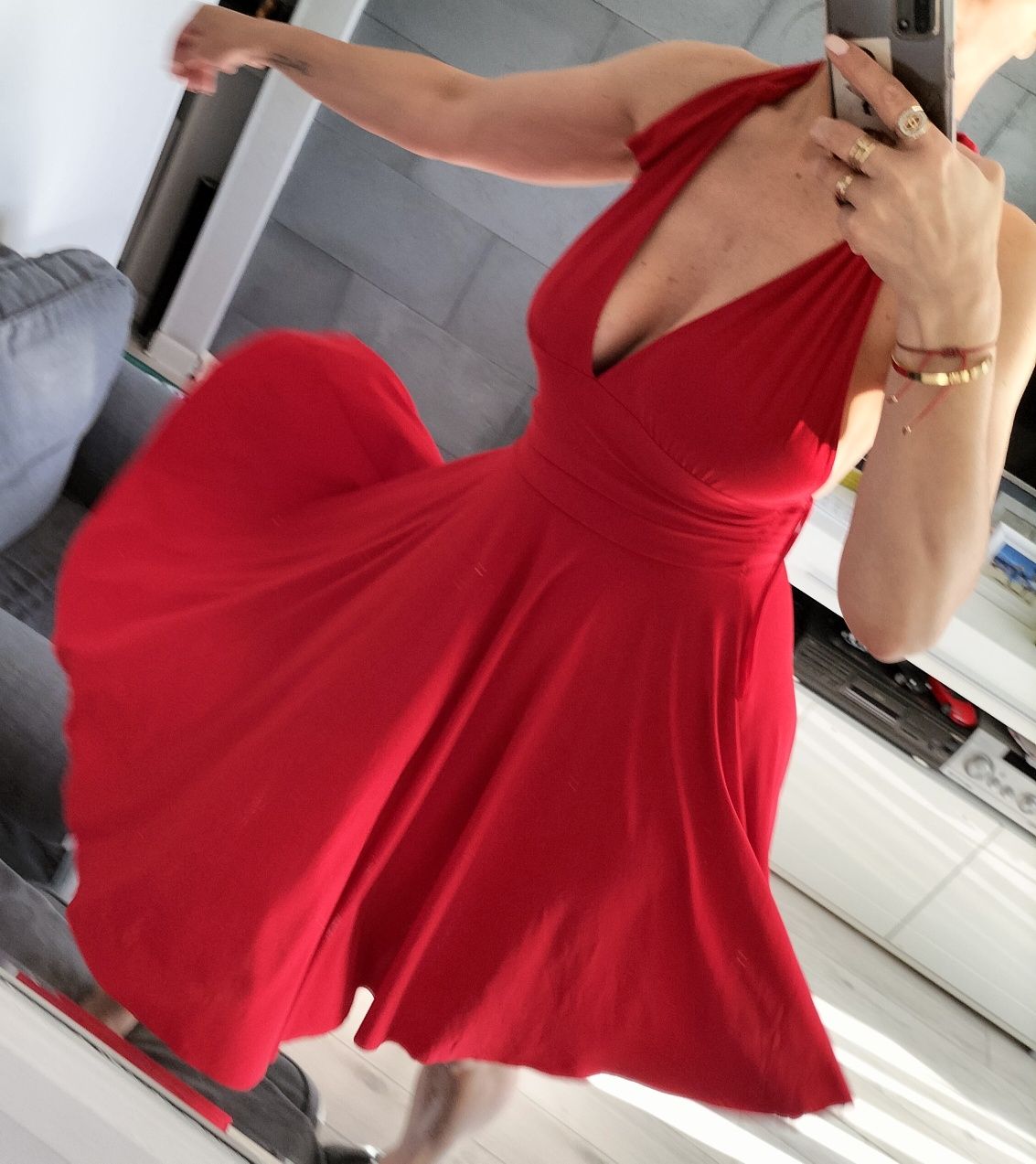 Czerwona sukienka zapraszam