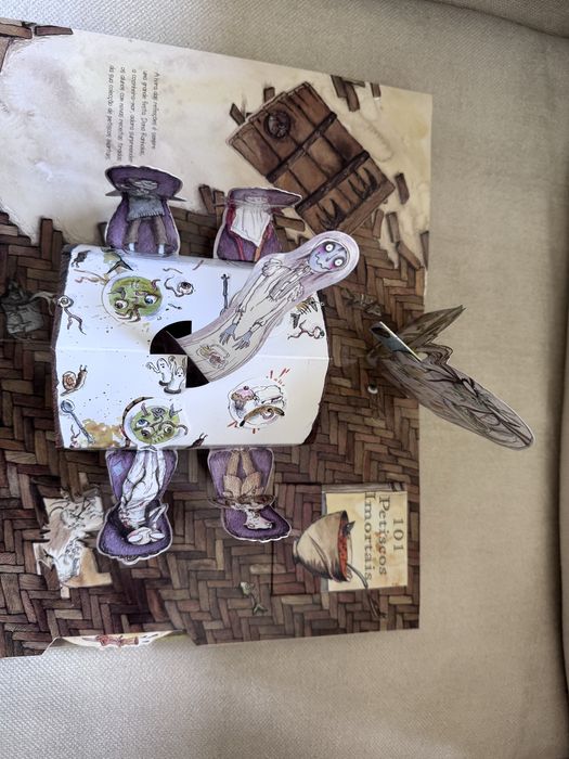 Livro tridimensional - Escola das Trevas