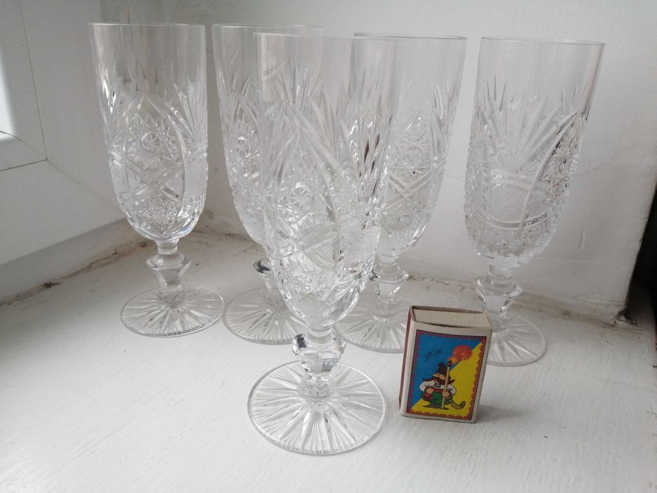 Хрустальные  рюмки, рюмки на ножке