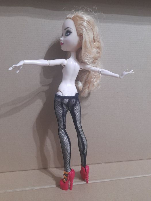Boneca da colecção Ever After High
