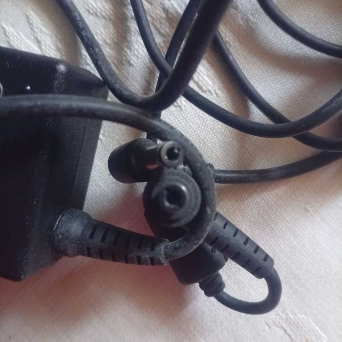 Блок питания -зарядное для ноутбука Asus- две штуки-нерабочие