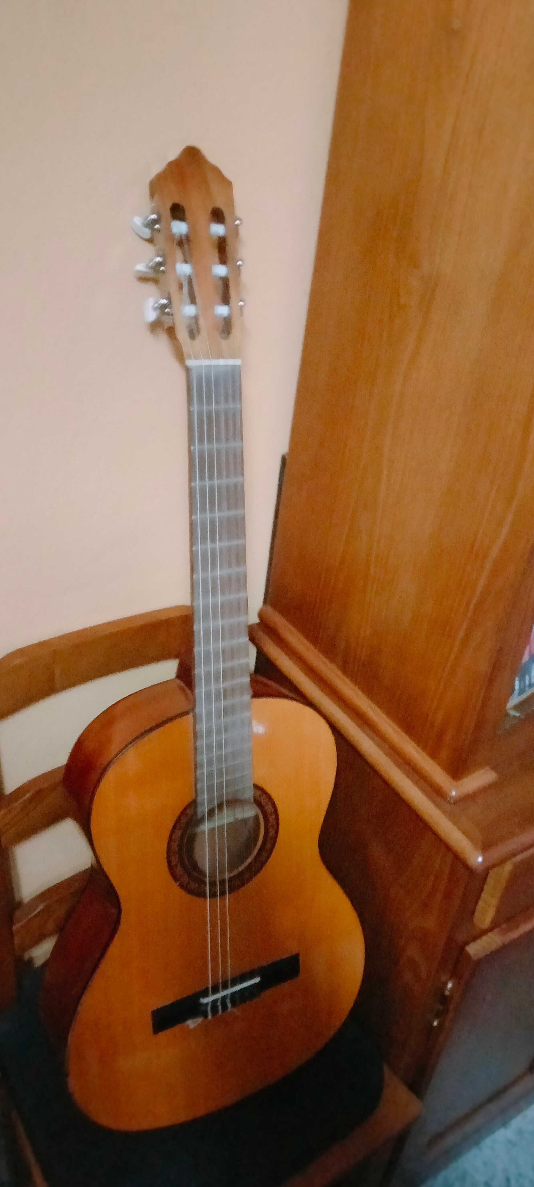 Teclado Medeli e guitarra acústica