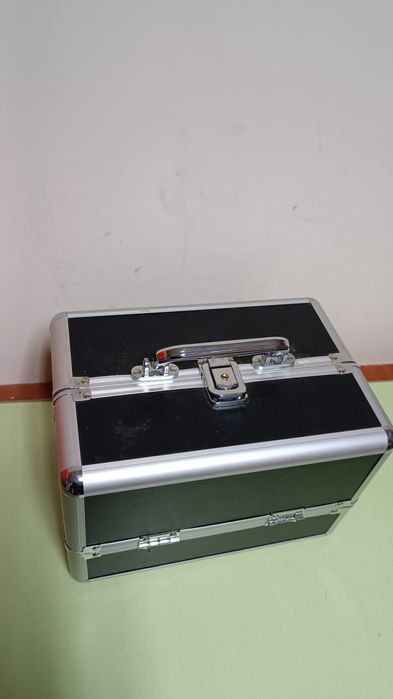 Алюмінієвий кейс для косметики з висувними полицями  с ключами