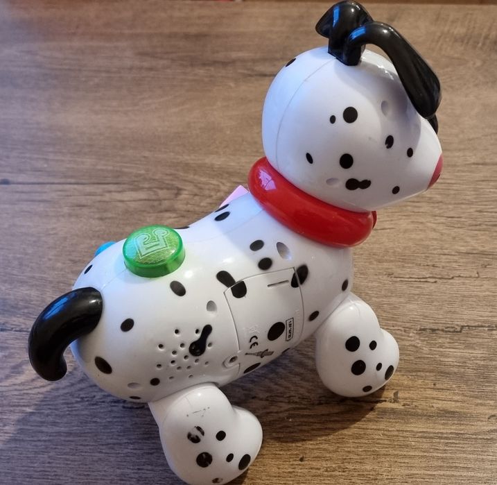 Piesek zabawka świeci wydaje odgłosy