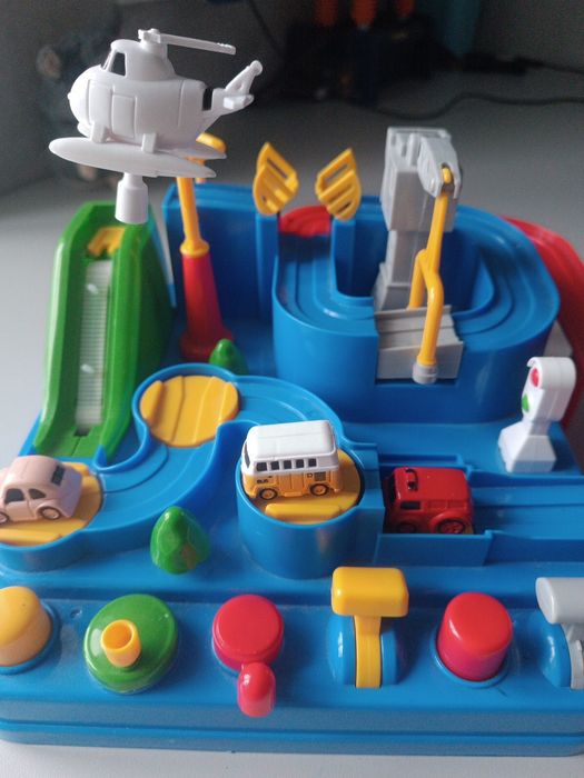 Трек з маленькими машинками