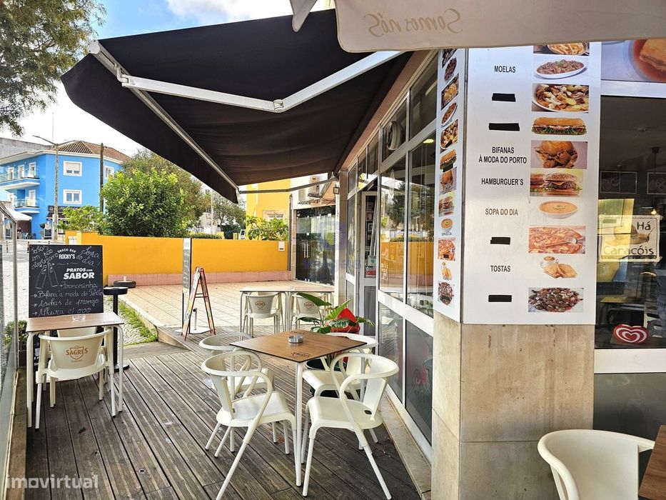 Trespasse: Café / Snak Bar pronto a funcionar c/ esplanada junto ao Pa