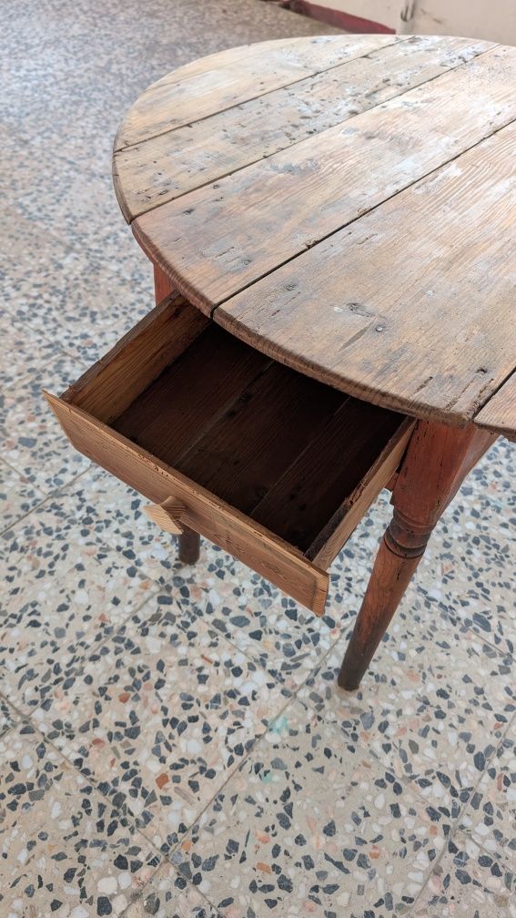 Mesa de jantar com mais de 100anos muito antiga