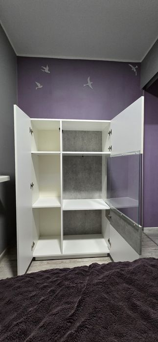 Komoda z witryną biały połysk