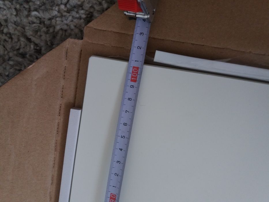 Szkło hartowane białe. Panele o wymiarach 1008x574mm.