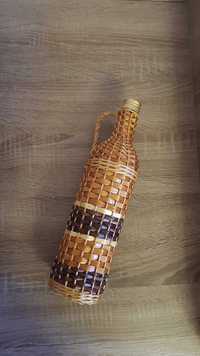Пляшка з плетеним декором