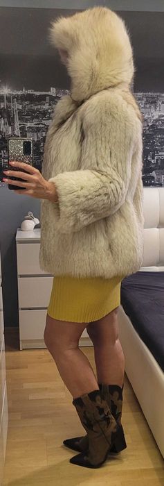 Efektowne futro z lisa polarnego z kapturem