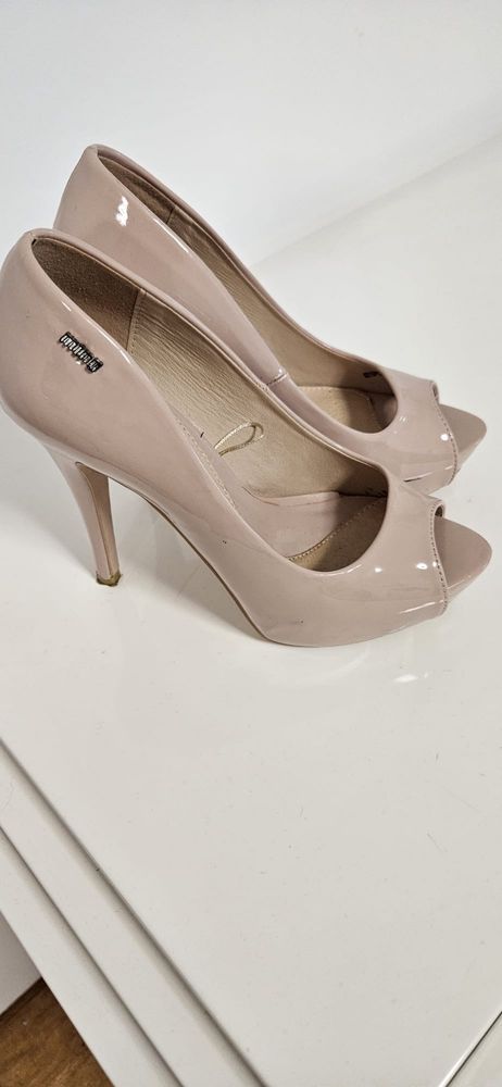Sapatos bege como novos