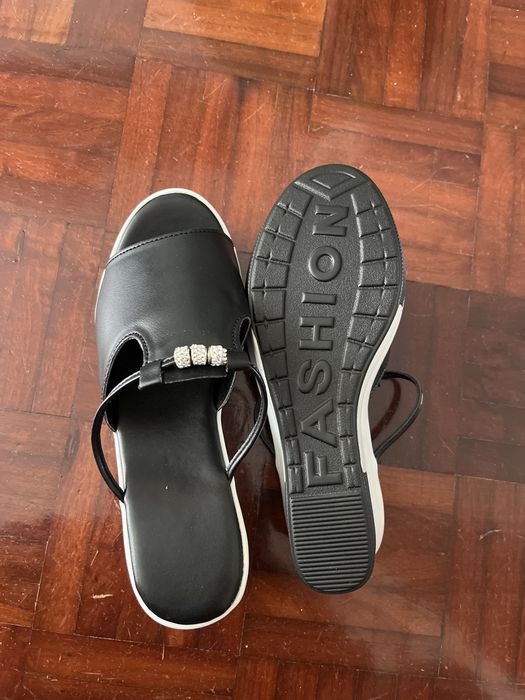 Sandalias novas em preto e branco