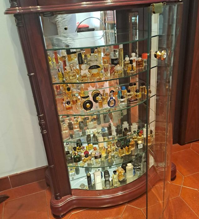 Vitrina pequena com vidro biselado