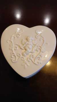 Szkatułka serce z ceramiki biało/kremowa