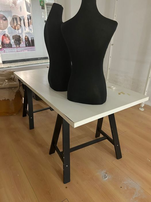 Estantes reguláveis em altura para loja de roupa