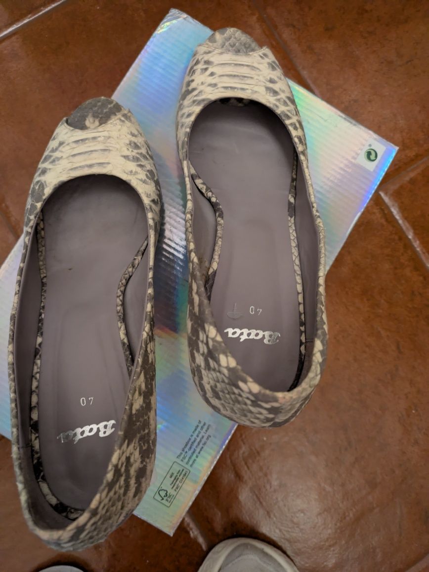 Sapatos de mulher em pele