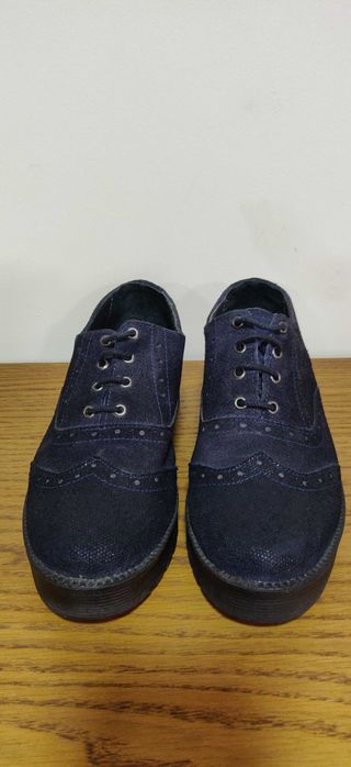 Sapatos azuis em pele camurça