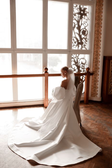 Весільна сукня  з шлейфом біла