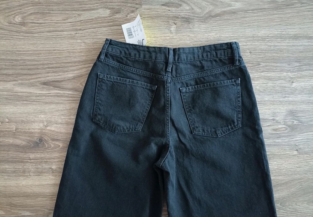 Nowe szerokie czarne jeansy dla wysokiej dziewczyny. Tall