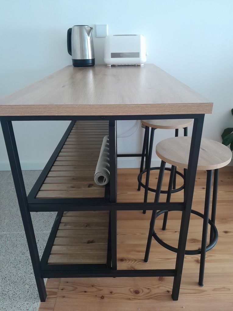 Mesa apoio cozinha/sala e bancos