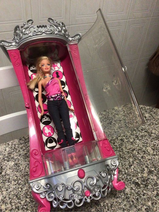 Boneca Barbie de 2009 em caixa com 46 cms de altura ,não saiu da caixa