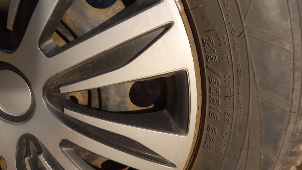 Opony zimowe 215 60 r 16 z felgami stalowymi