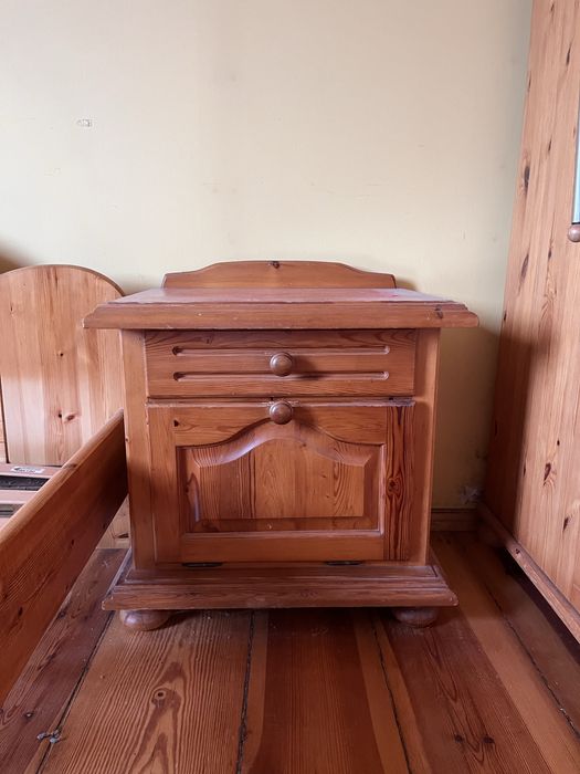 Drewniane łóżko sypialniane sosnowe