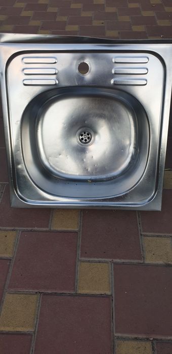 Кухонная нержавеющая  мойка .