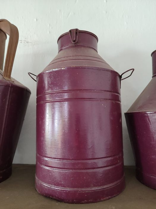 Reservatórios de água, azeite e uvas antigos