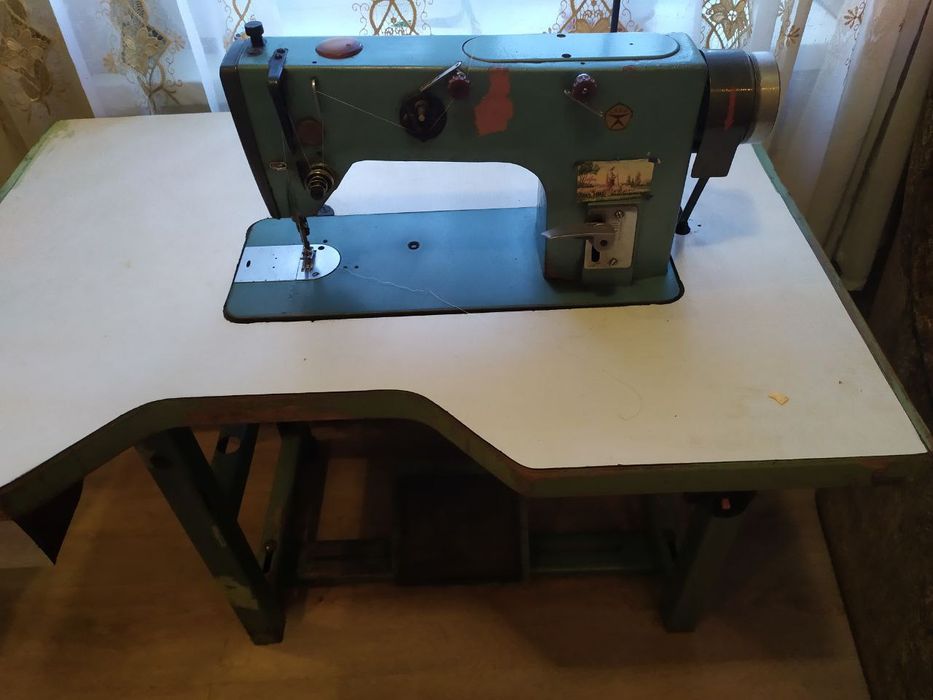 Промислова швейна машина 1022М (1988 р., з тумбою/столом та мотором)