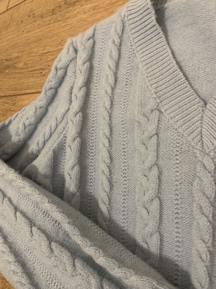 Sweter z wycięciem V