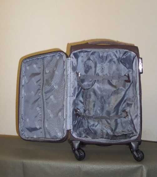 Чемодан коричневый Golden Horse,4колеса, размер корпуса 50Х35Х24/29см.