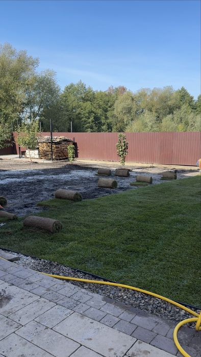 Автоматичний полив та рулонний газон