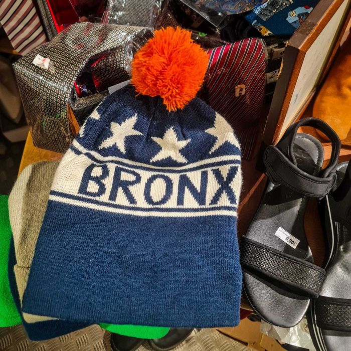 Gorro Malha “BRONX” – Azul Marinho com Pompom Laranja