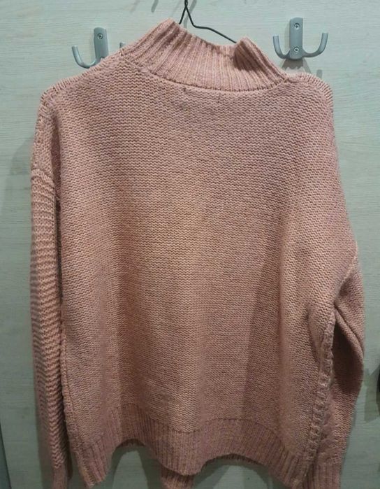 Jasnoróżowy sweter firmy F&F