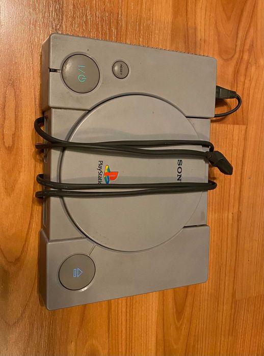 PS1 com jogo FIFA 2002 dentro