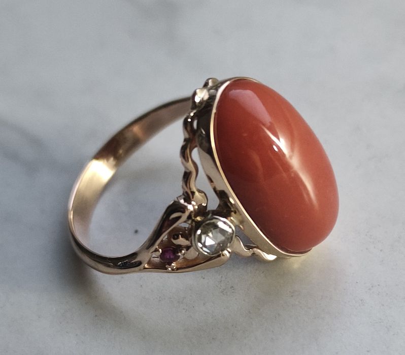 Золотое кольцо 56 пробы с натуральным кораллом и бриллиантами