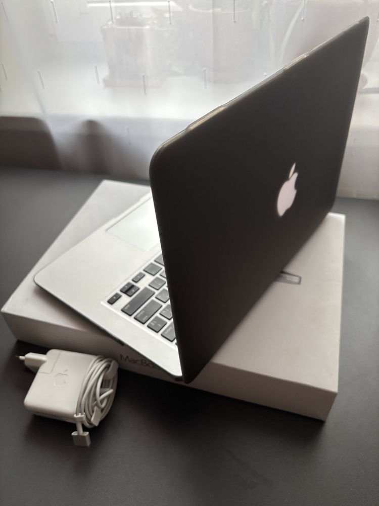 MacBook Air 13" (2017) Core i5 / 8 озу / SSD 128 gb