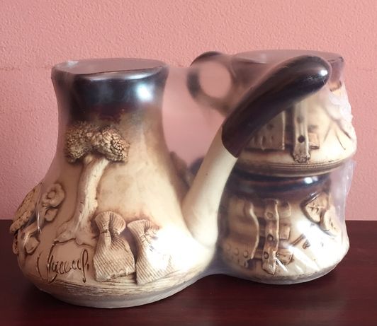 Кофеварка и две чашки керамика (турка, джезва)