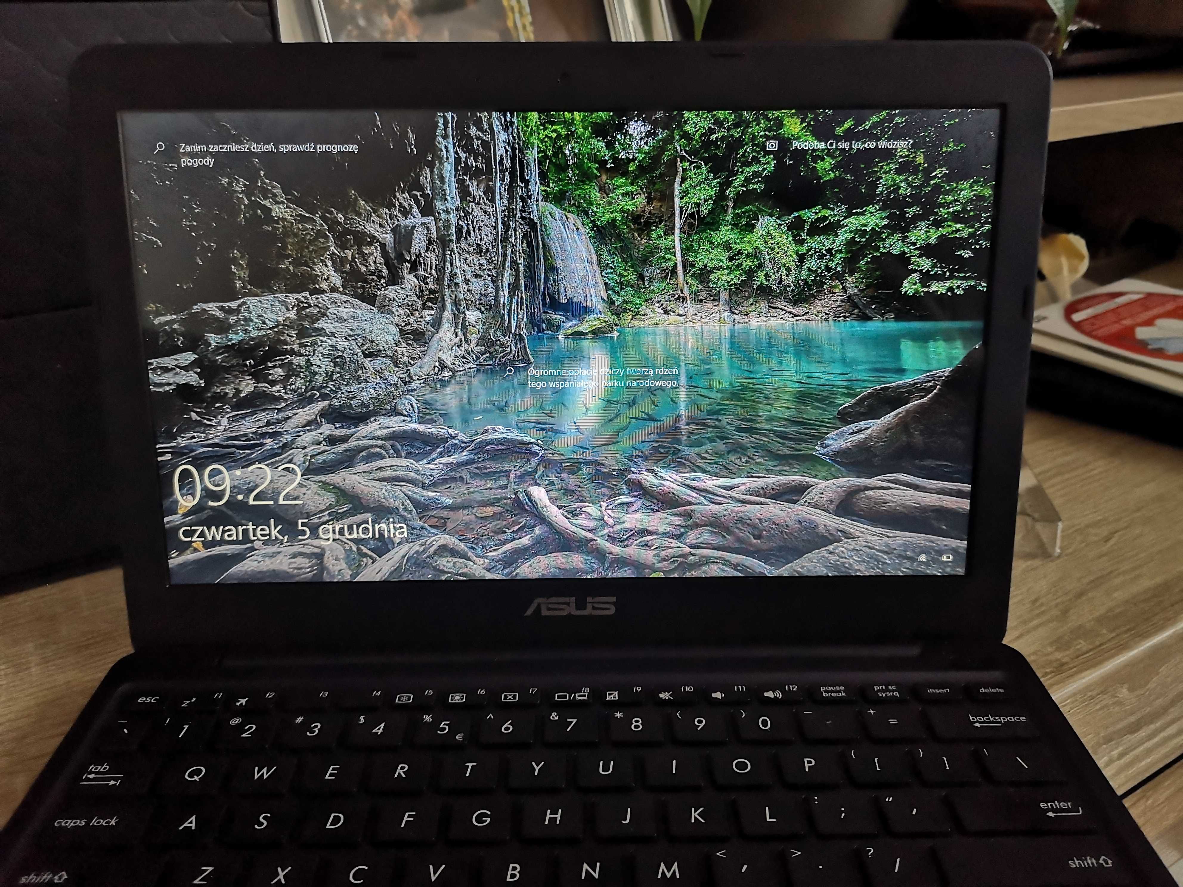 laptop -notebook ASUS E200H  12" z małym defektem