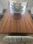 Mesa de sala em pau ferro Las kasas extensivel + cadeiras