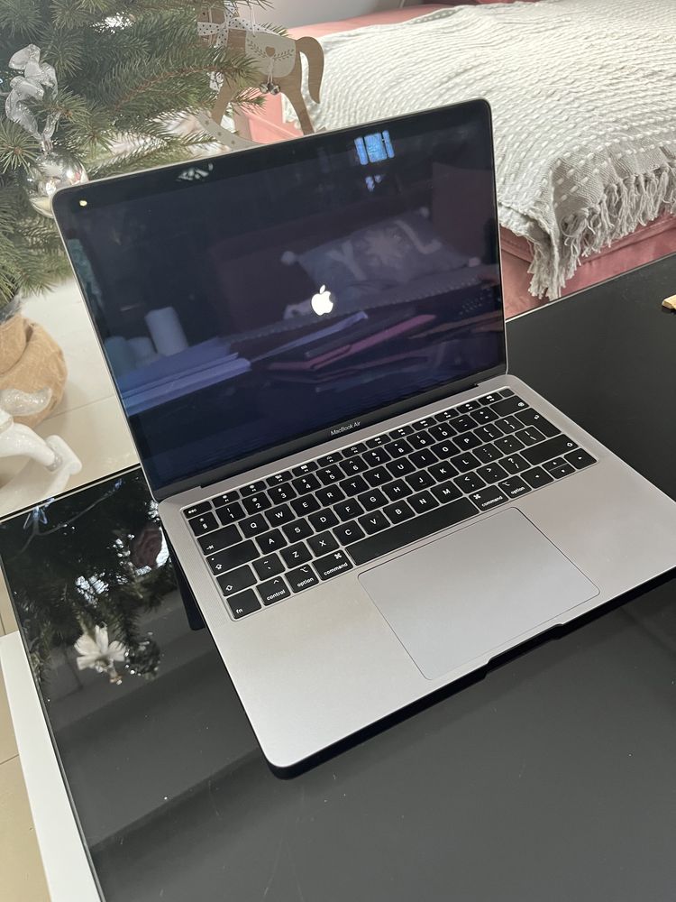 MacBook Air 13 128 GBw kolorze szarym