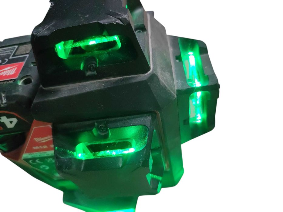 Laser Krzyżowy Milwaukee M12 3PL + aku 4.0Ah+ ładowarka + walizka