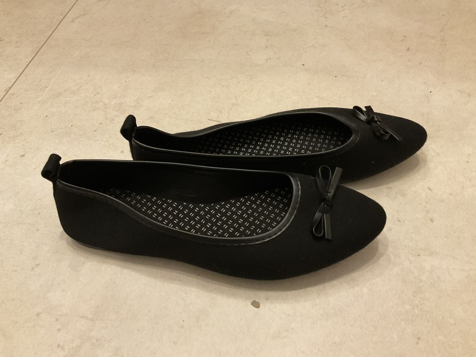 Buty, szpilki CLARKS - r 36, czarne, zamsz, stan BDB, OKAZJA